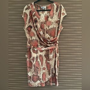 Jennifer Lopez XL printed short sleeve dress with belt .
